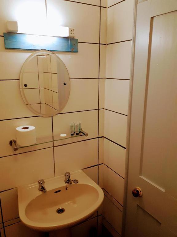 Oyo No 3 Hotell Bath Exteriör bild